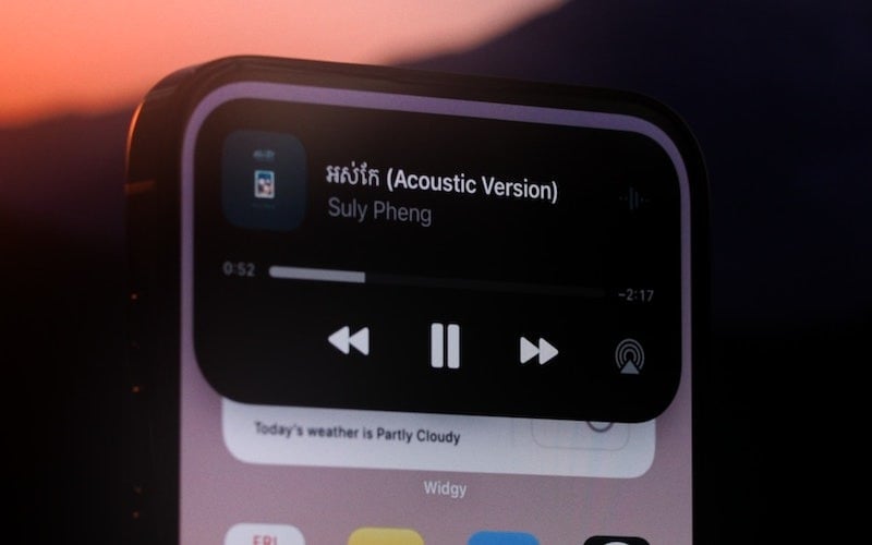 Image showing how to use Dynamic Island with Apple Music 